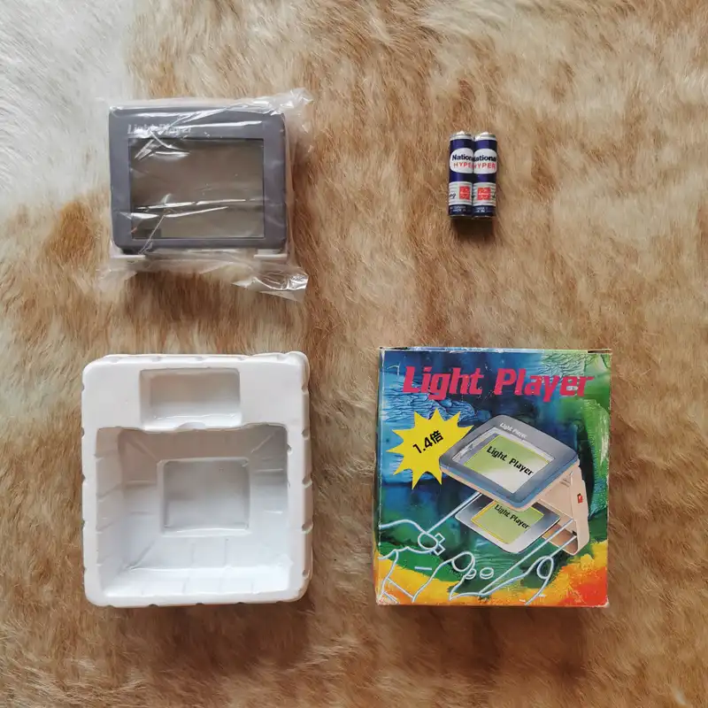  Nintendo Game Boy Light Player
