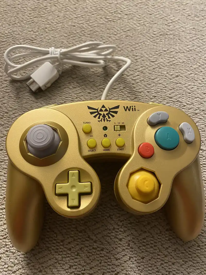 Nintendo Wii U HORI Battle Pad shops Gamecube Style Controller Zelda Link Gold Turbo