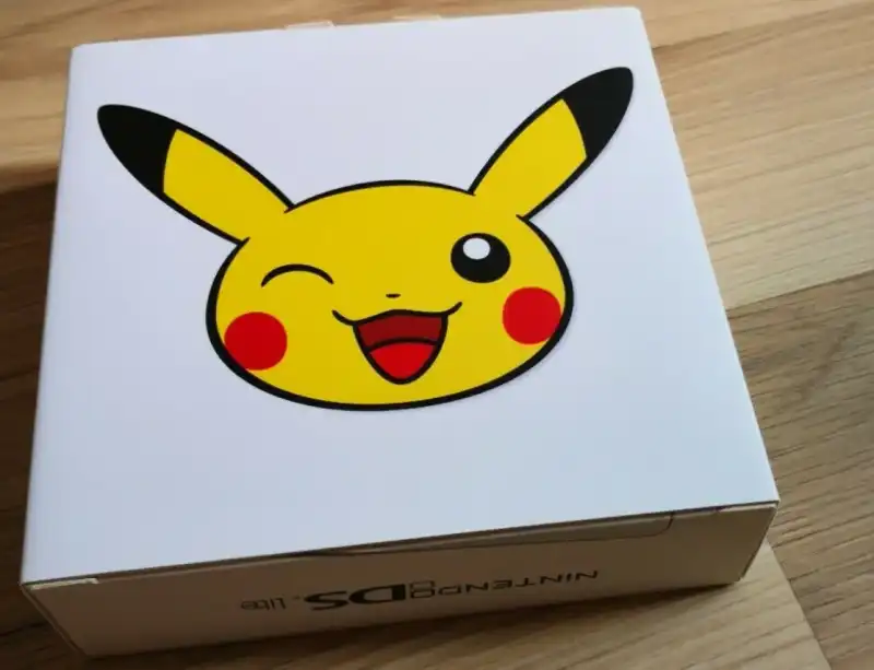  Nintendo DS Lite Pokemon Daisuki Club Pikachu Console