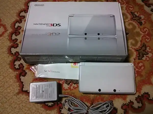  Nintendo 3DS Pure White Console