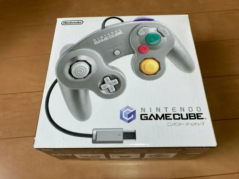 Nintendo outlets GameCube in Platinum, 1 Game, 2 Controllers, Memory Card++ Bundle