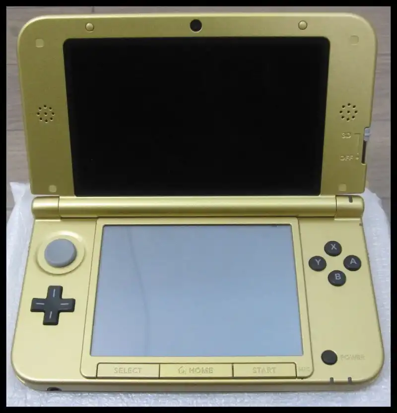 Nintendo 3DS XL Gold/Black - Limited Edition Bundle with The Legend of  Zelda: A Link Between Worlds